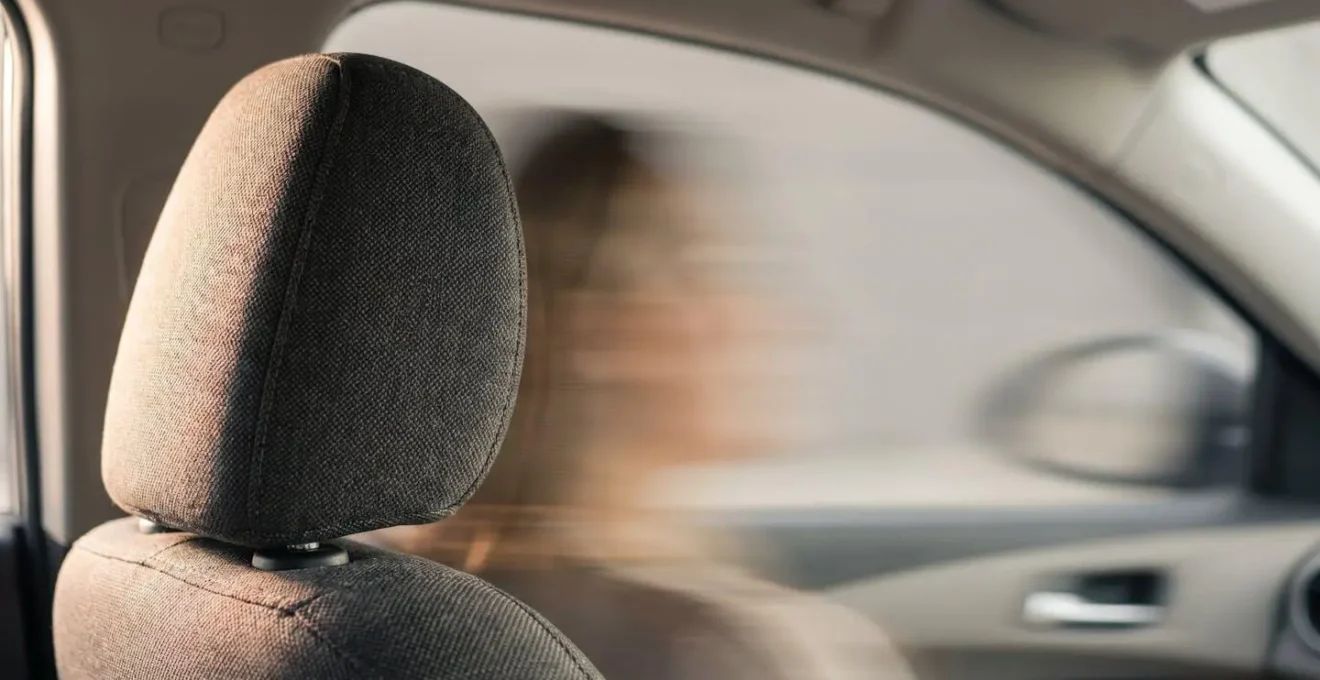 Gros plan artistique sur un appuie-tête de voiture illustrant la technologie de protection cervicale active