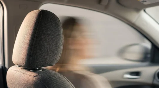 Gros plan artistique sur un appuie-tête de voiture illustrant la technologie de protection cervicale active