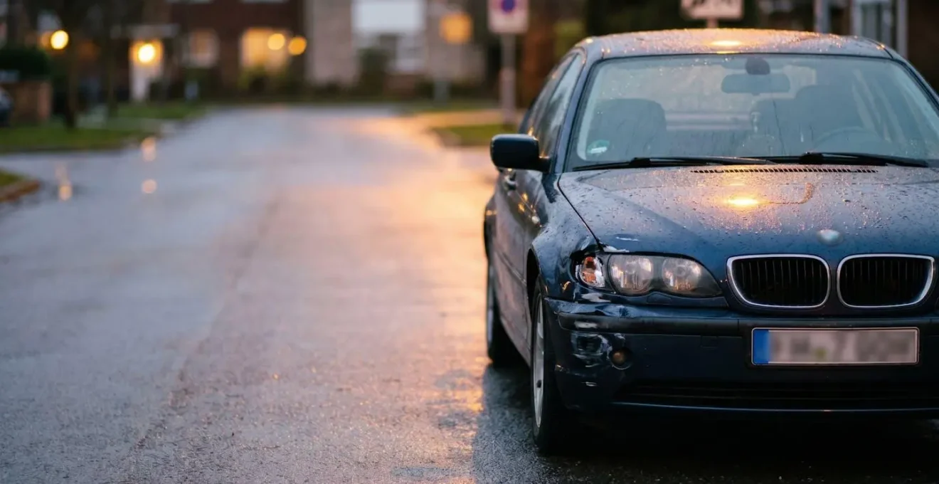 Voiture endommagée après un choc, symbolisant la garantie dommages tous accidents qui indemnise même en cas de responsabilite totale