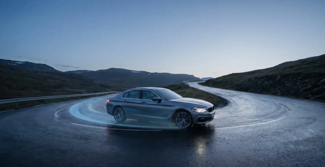 Voiture moderne circulant sur une route sinueuse illustrant les technologies de securite active qui previennent les accidents