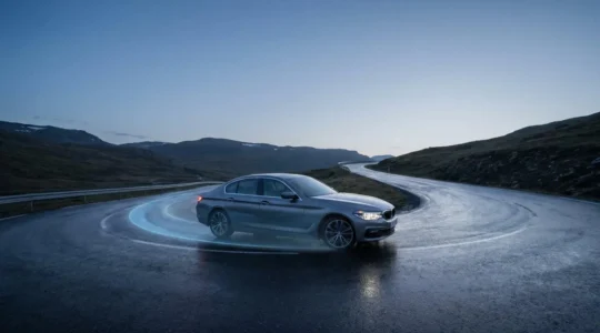 Voiture moderne circulant sur une route sinueuse illustrant les technologies de securite active qui previennent les accidents